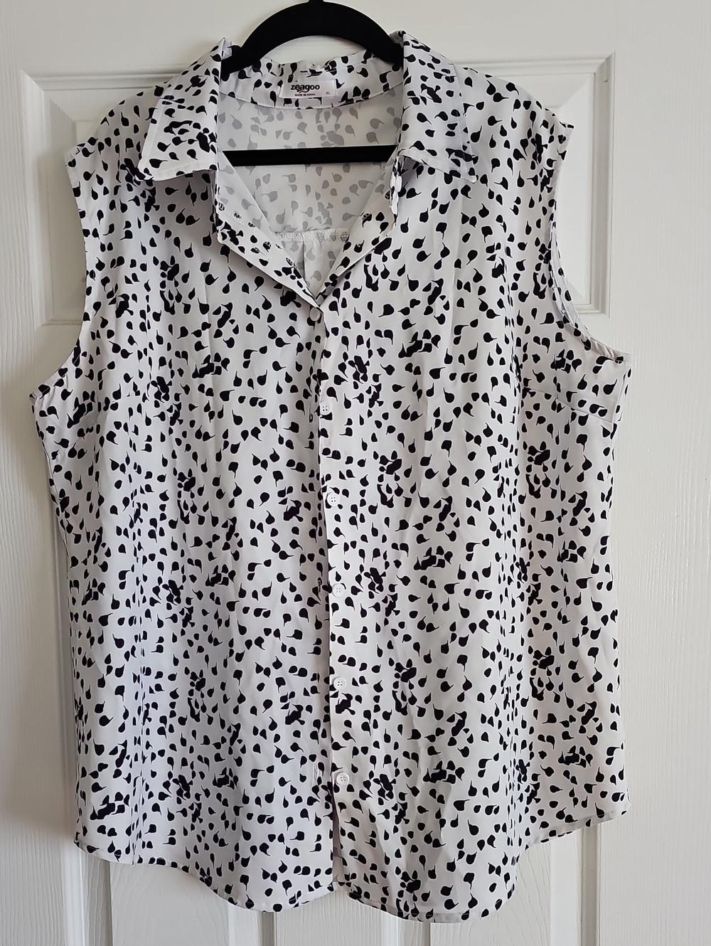 Zeagoo White Sleeveless Button-Up Top with Black Spot Print